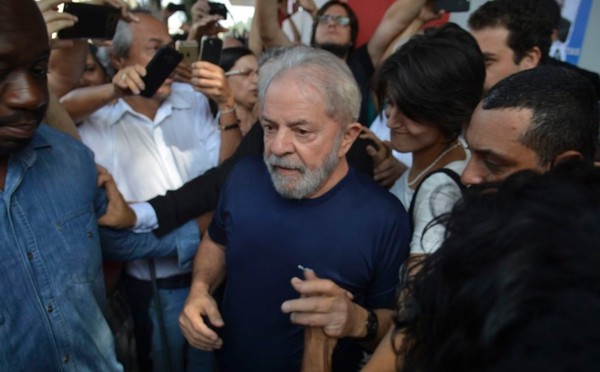 O ex-presidente Lula em São Bernardo do Campo (SP), em 7 de abril, poucas horas antes de se entregar à Polícia Federal (Foto: Rovena Rosa/Agência Brasil)